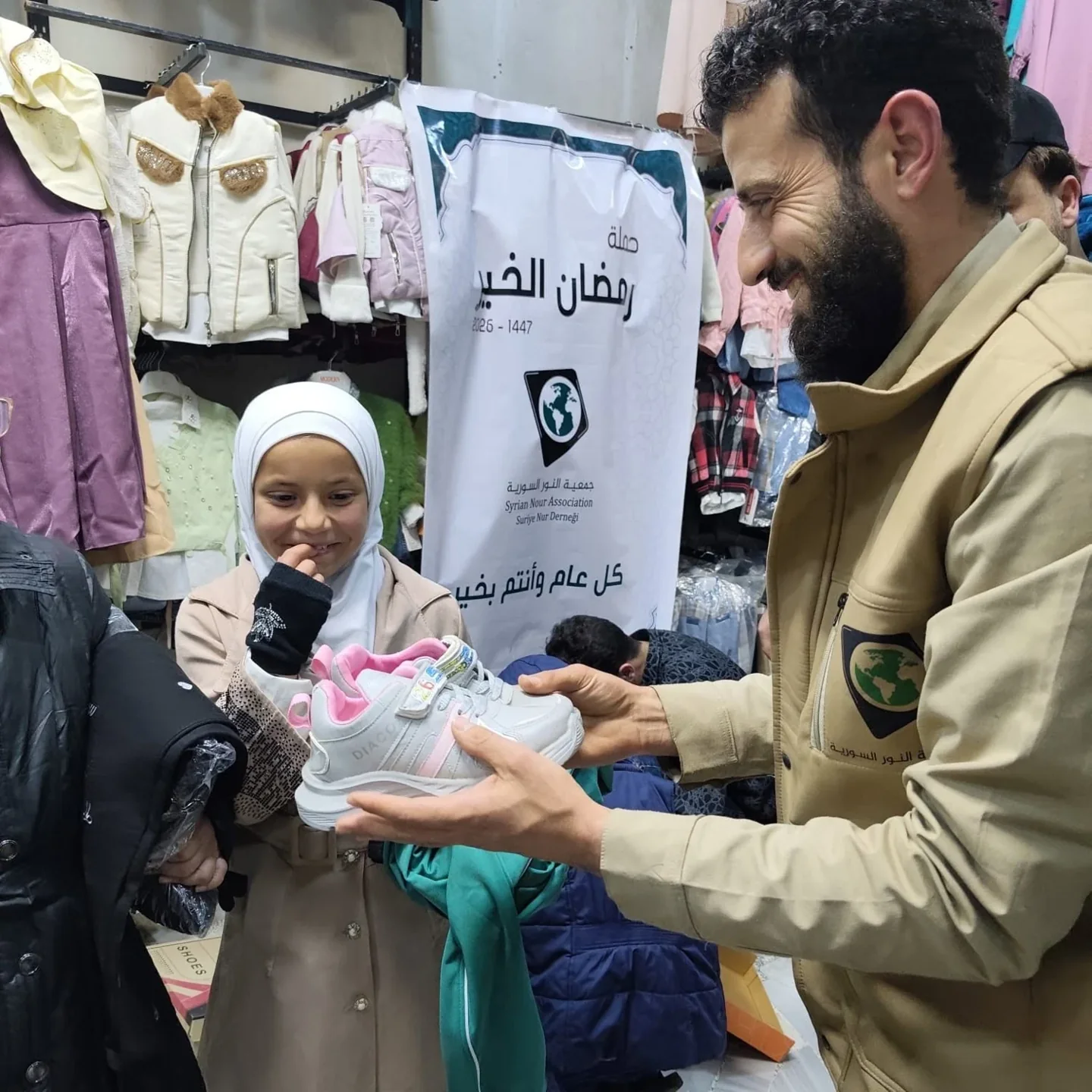 تقديم أحذية ضمن نشاط لدعم الأطفال