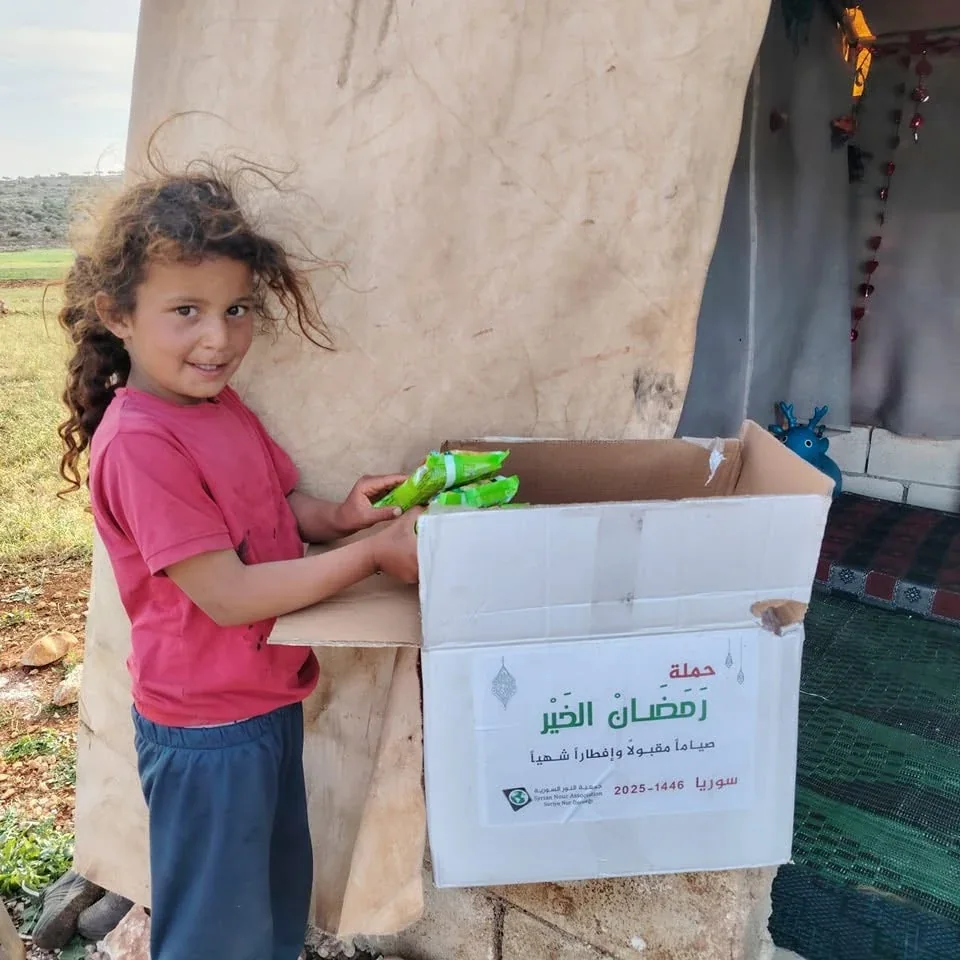 طفلة خلال نشاط للدعم الغذائي في أرشيف الجمعية
