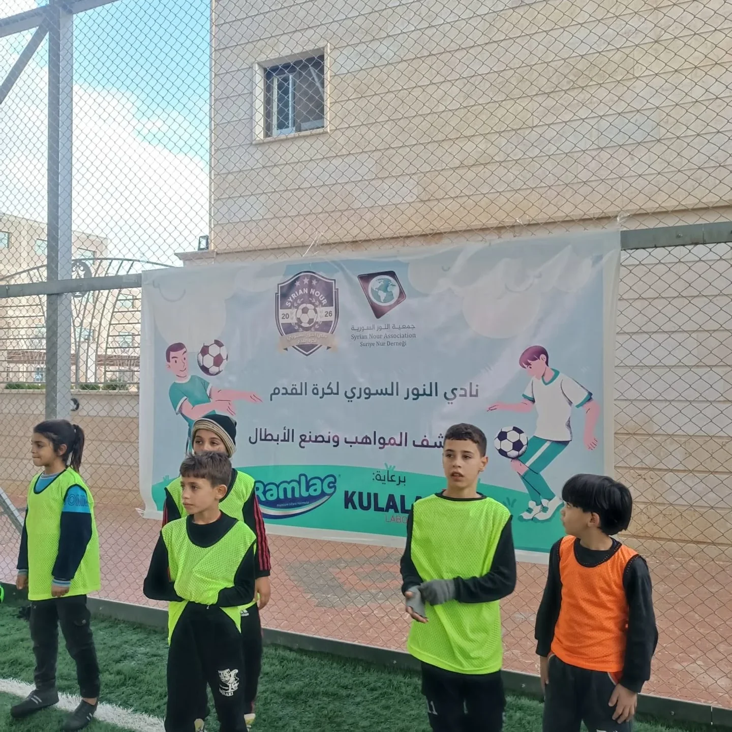 أطفال خلال تدريب لنادي النور السوري لكرة القدم
